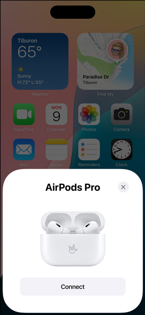 iPhone savienojas ar AirPods Pro, uz kuru kārbiņas pēc pasūtījuma iegravēts zīmējums.