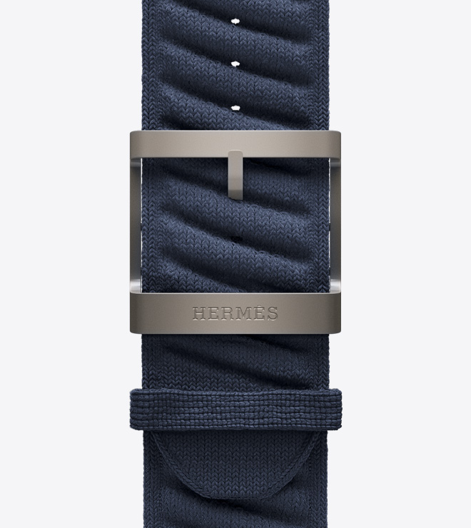 Close-up view of the textured knit En Mer band in Bleu Nuit (navy blue) with a titanium buckle.