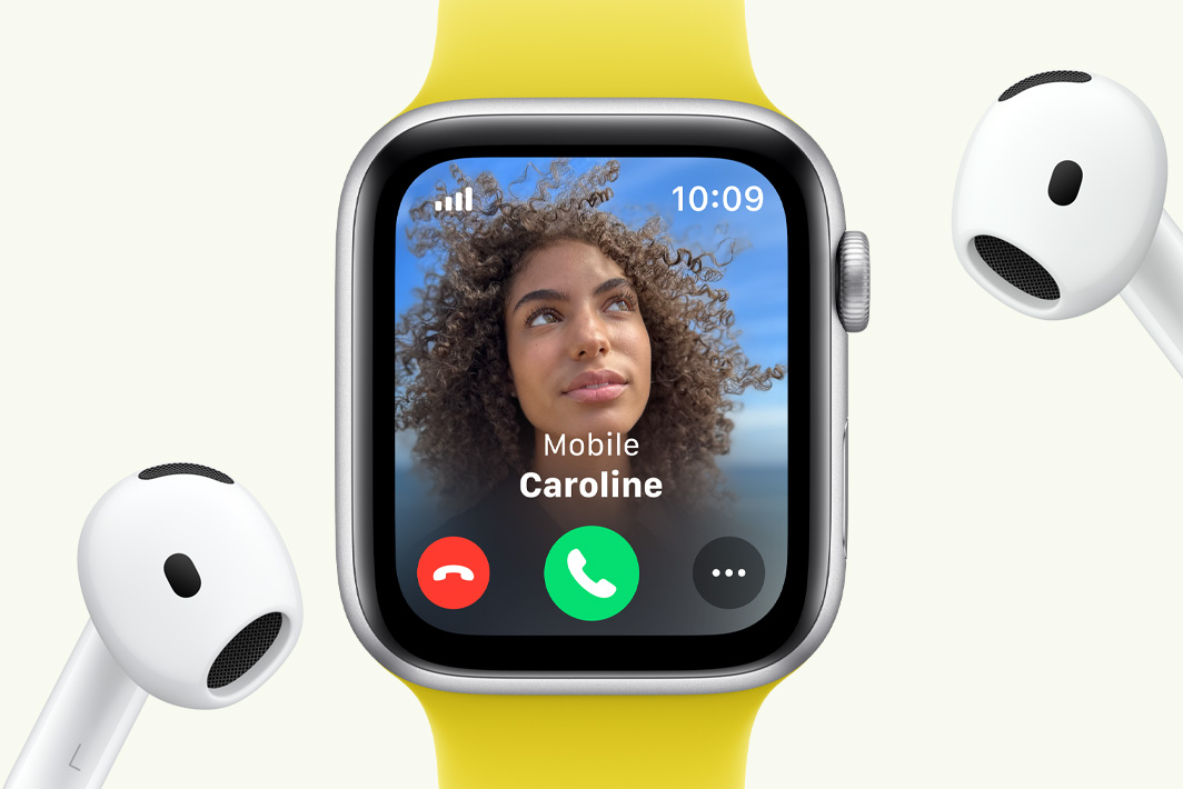 Ett inkommande samtal på en Apple Watch SE med ett par AirPods bredvid