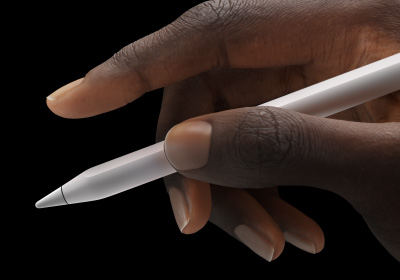 ユーザーが、Apple Pencil Proを親指と人差し指の間にはさんで持っている。