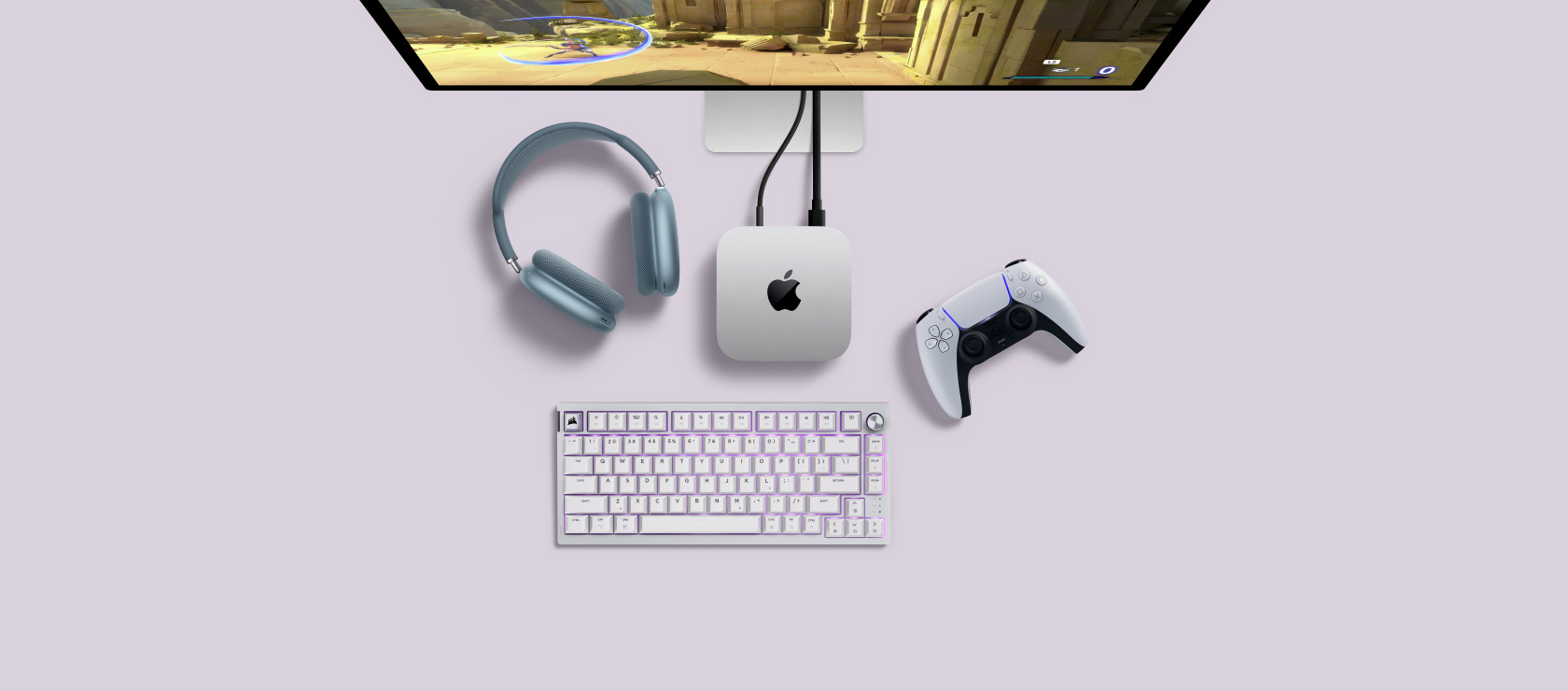 Un bureau avec un Mac mini connecté à un écran, à côté d’un clavier et d’une souris sans fil.