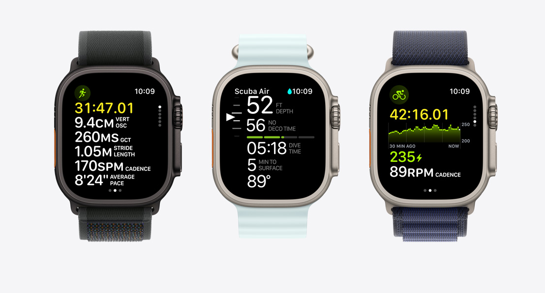 Tre Apple Watch Ultra 2 viser treningsmålinger. Én for løping, én for dykking og én for sykling.