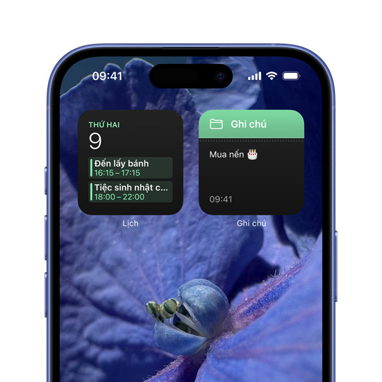 Một chiếc iPhone 16 được cá nhân hóa với các cửa sổ Lịch và Ghi Chú bật ra ở trên cùng Màn Hình Chính