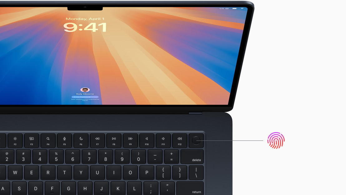 MacBook Pro màu Đen Không Gian đang mở, thể hiện vị trí của nút Touch ID.